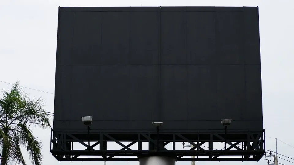 Een foto van een double-sided LED scoreboard.