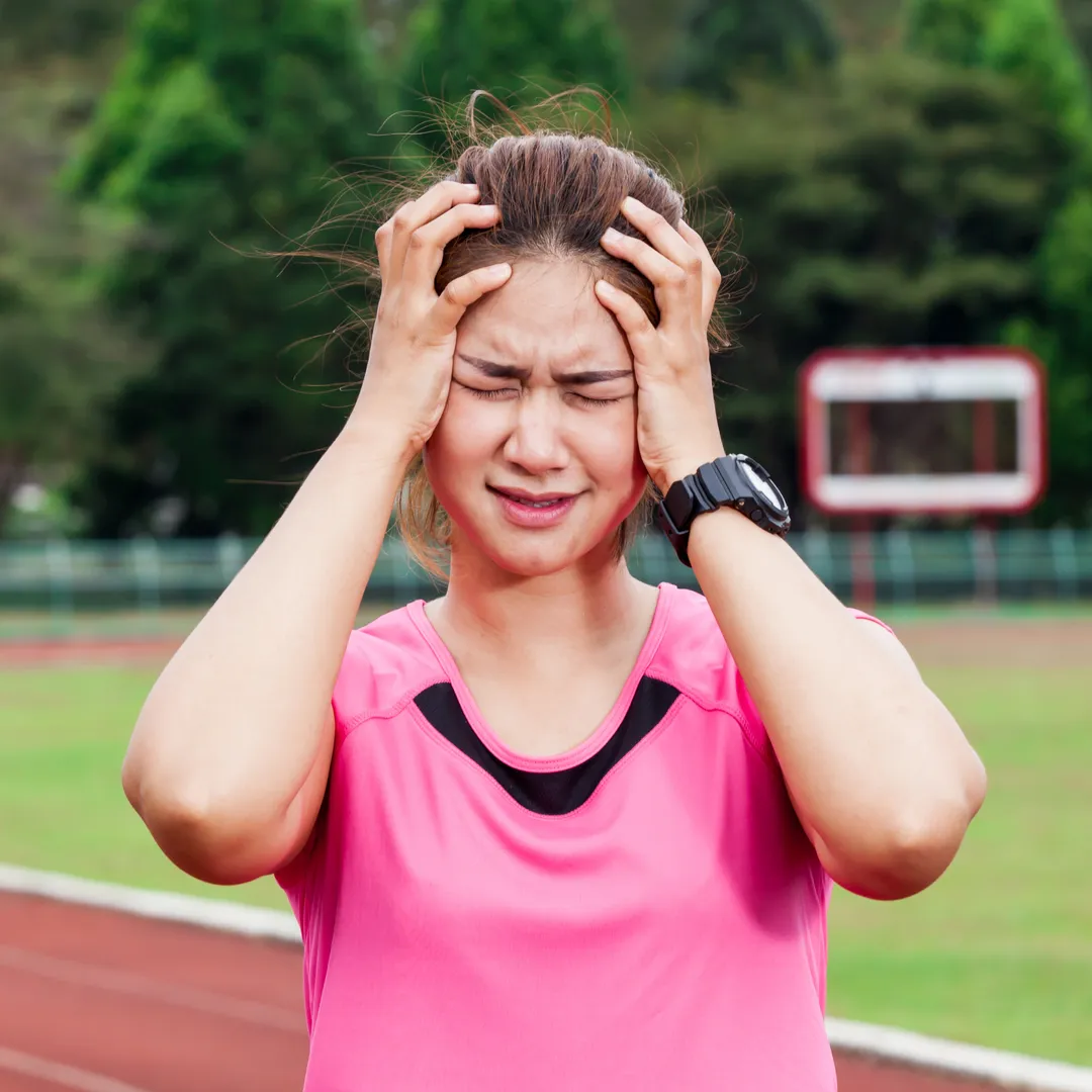 Een afbeelding van een sporter die gefrustreerd is door technologische apparatuur, wat de uitdagingen en technische problemen in de sport benadrukt.