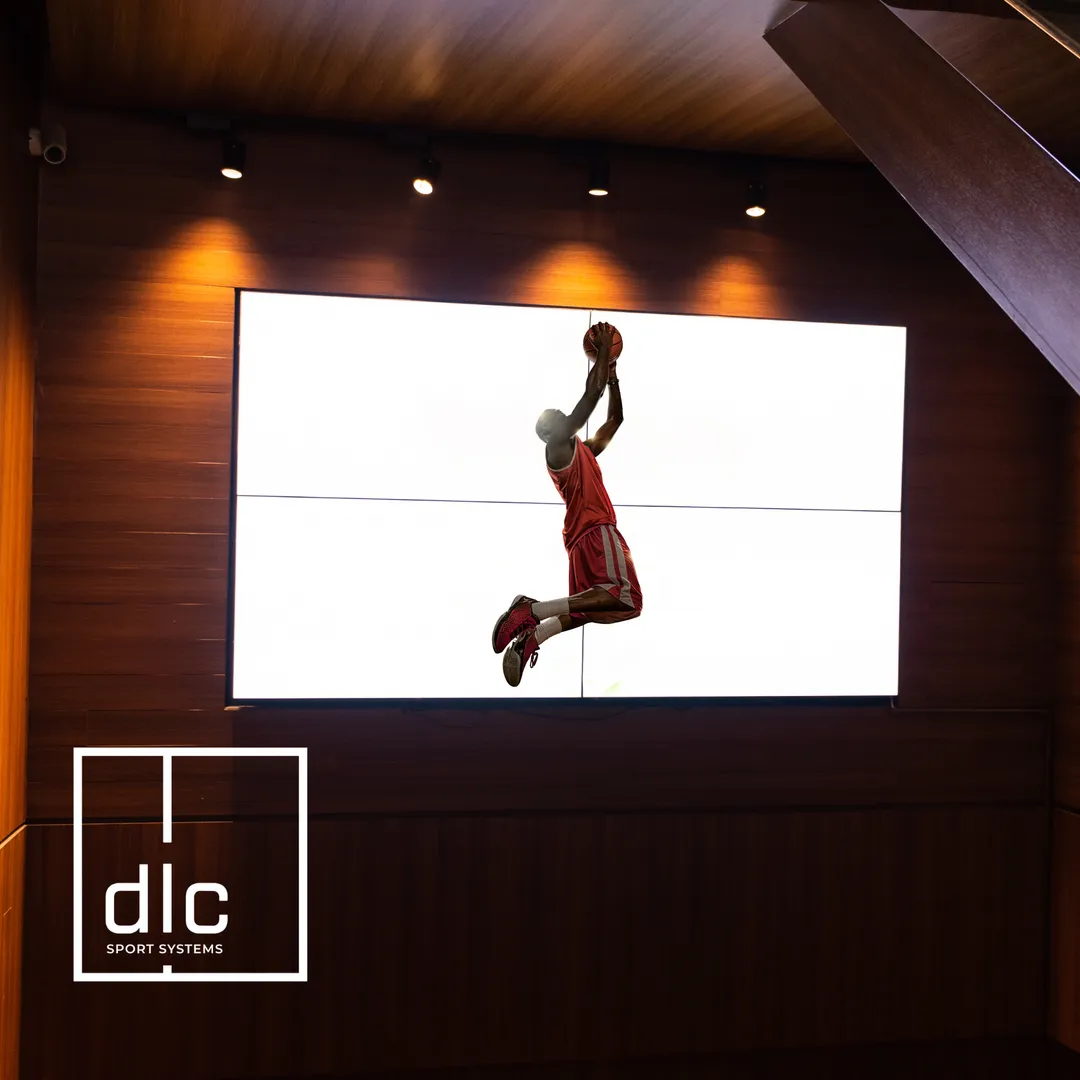 LED Scherm waarbij een basketballer in hoge kwaliteit te zien is, is klaar voor een dunk