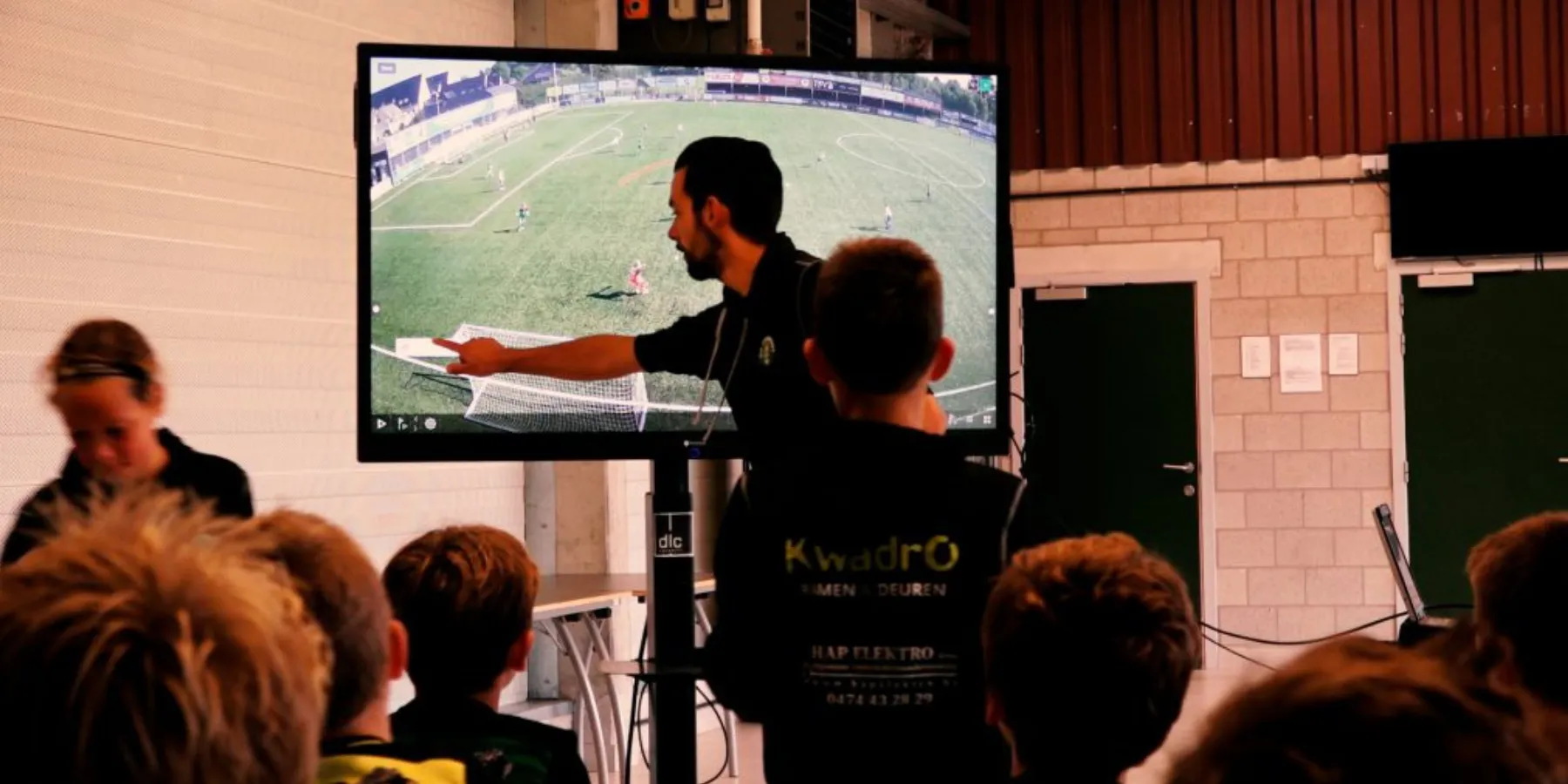 Jeugdtrainer geeft uitleg aan het tactical screen van DLC SportSystems