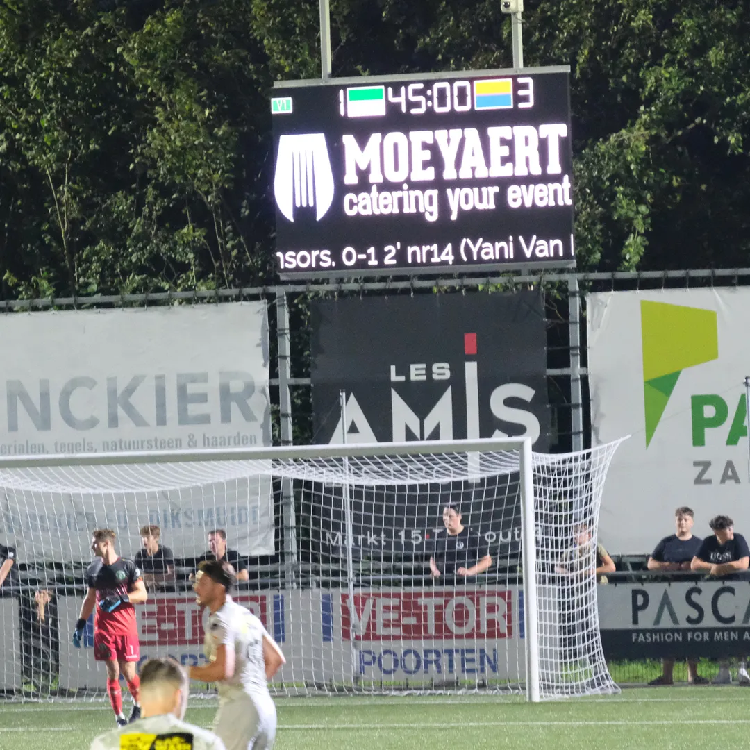Multifunctioneel LED-scorebord in actie tijdens een spannende voetbalwedstrijd bij KM Torhout, met live updates en essentiële informatie voor fans.
