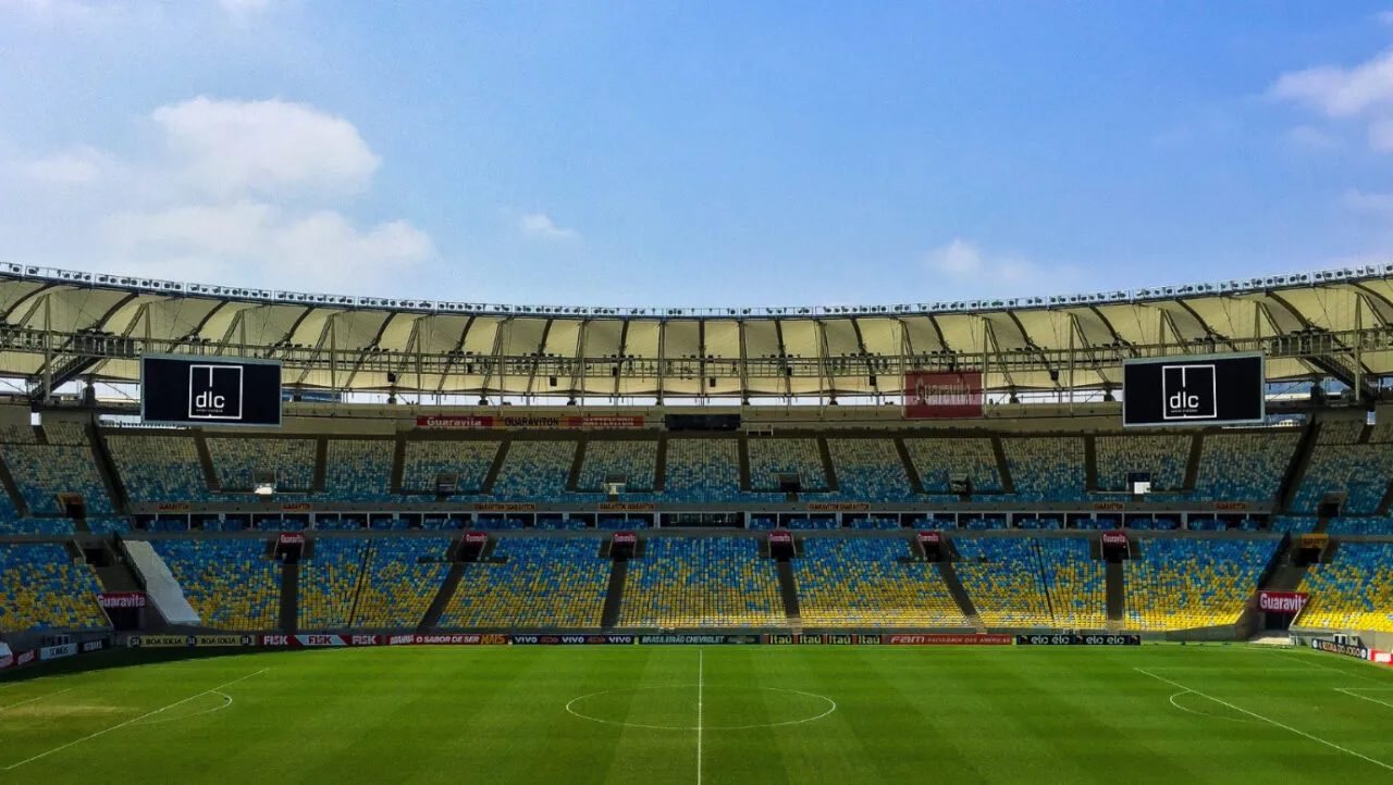 Een voorbeeldfoto van hoe de LED-borden kunnen hangen aan een voetbalstadion.