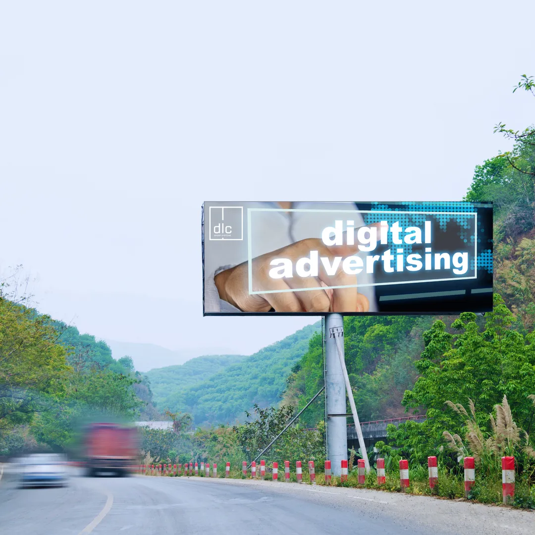 LED-scherm met reclame langs de weg