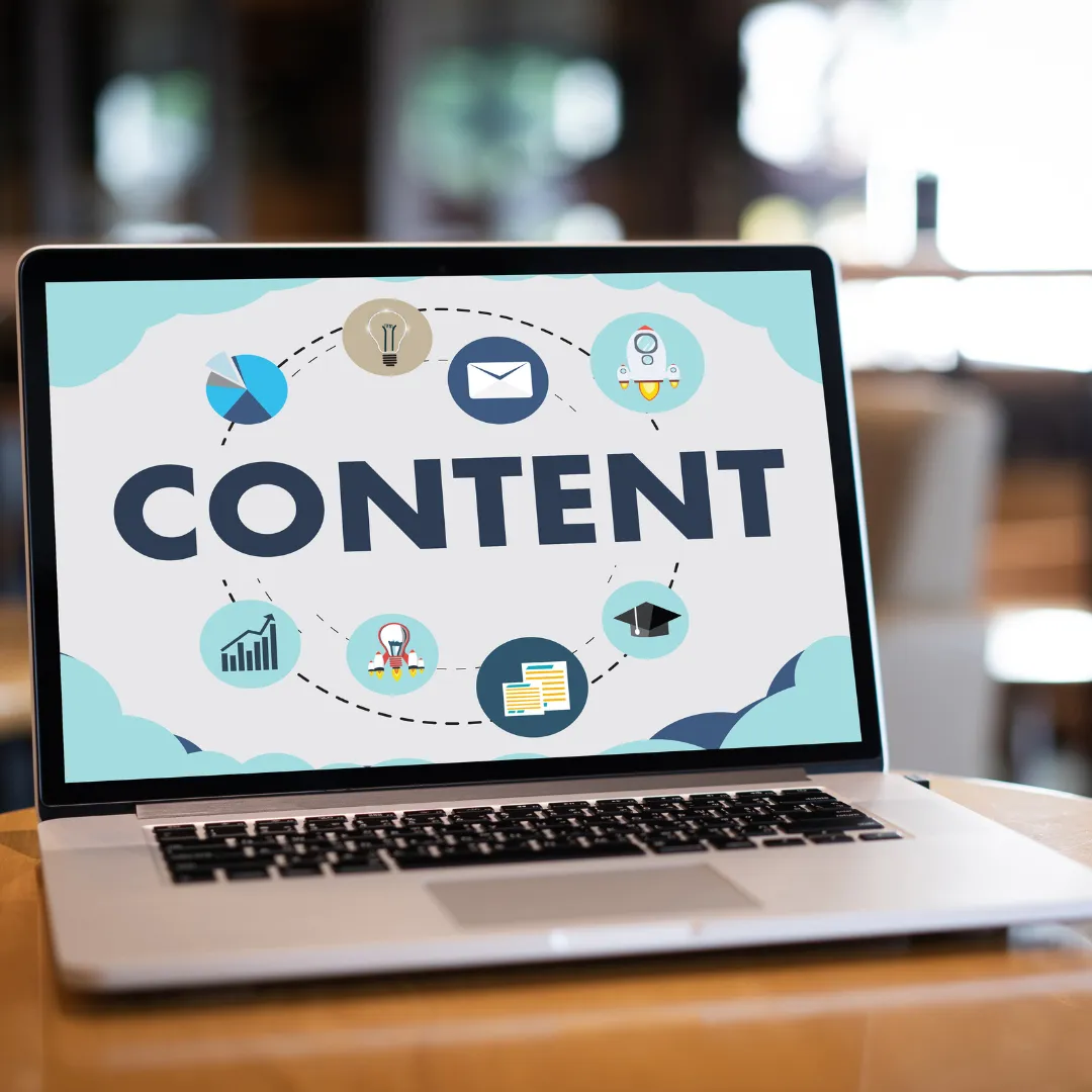 Laptop waarbij “content” te zien is om content en campagne creatie te doen