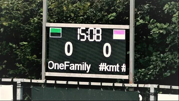 Een foto van het scoreboard in actie tijdens een match.