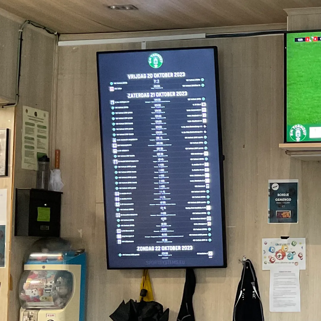 Een foto van een scherm met de matches en scores.